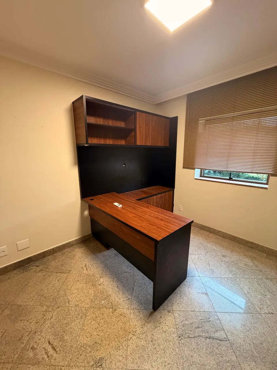 Conjunto de móveis de escritório + estante grande em madeira 