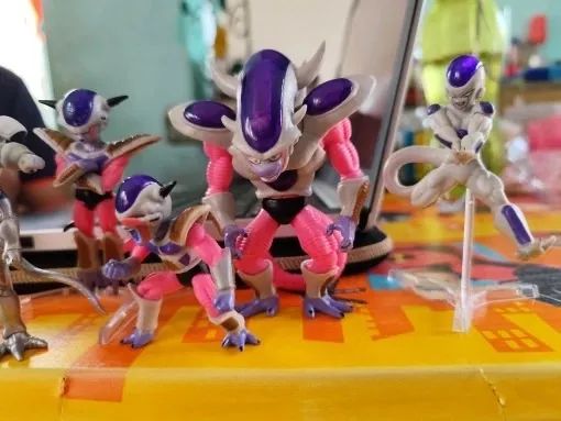Bonecos Majin Boo e Freeza - Foto 2