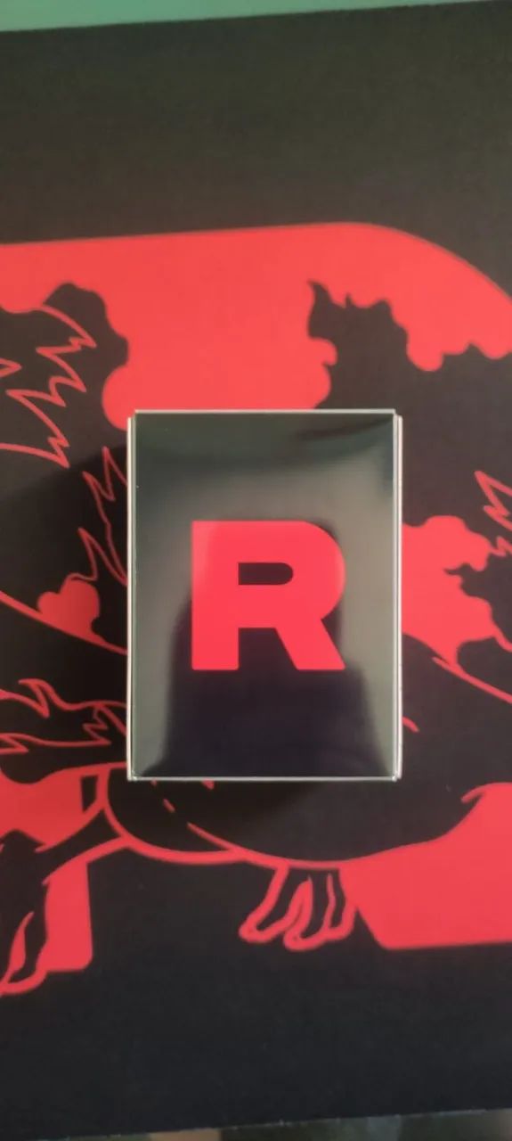 Pokémon TCG - Playmat + Deckbox Moltres da Equipe Rocket - Foto 3