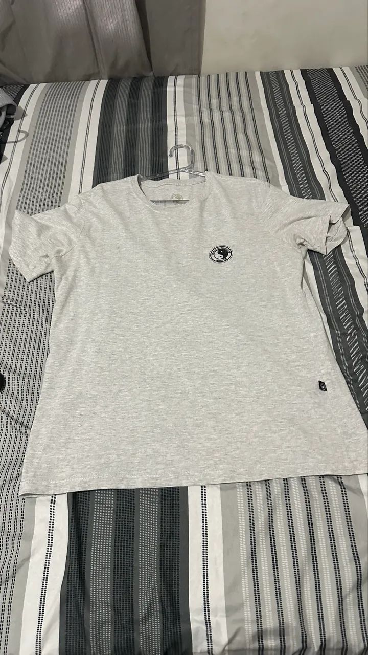 Lote de roupas masculinas Chronic, Lacoste, Quiksilver e Town & Country - Foto 3