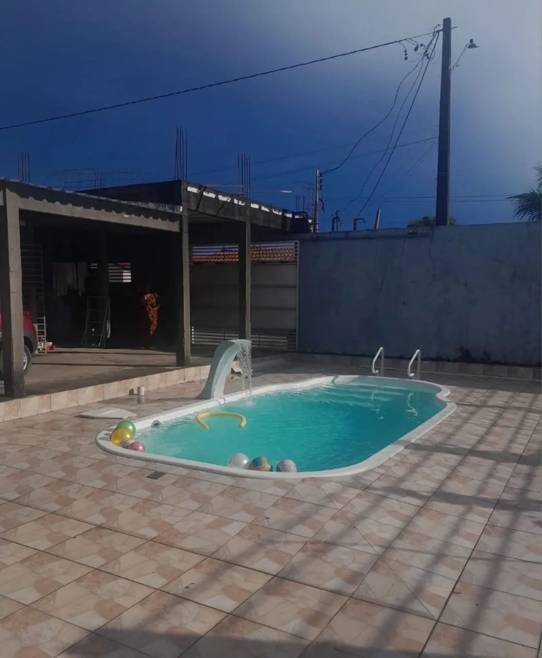 //Casa com piscina próxima à Avenida das Flores 