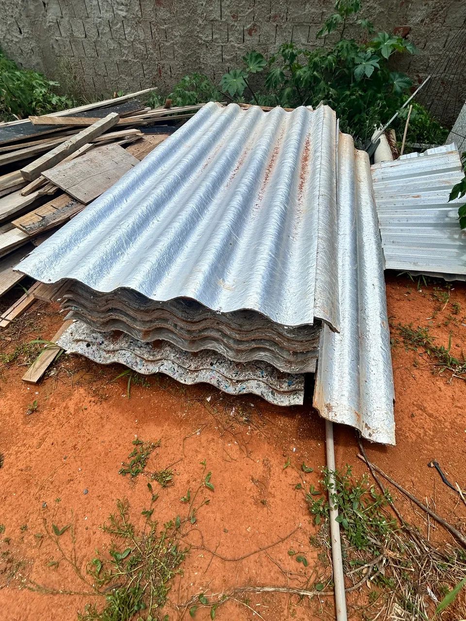 Telhas recicláveis para barracão de obra e tapume (substitui o madeirite)