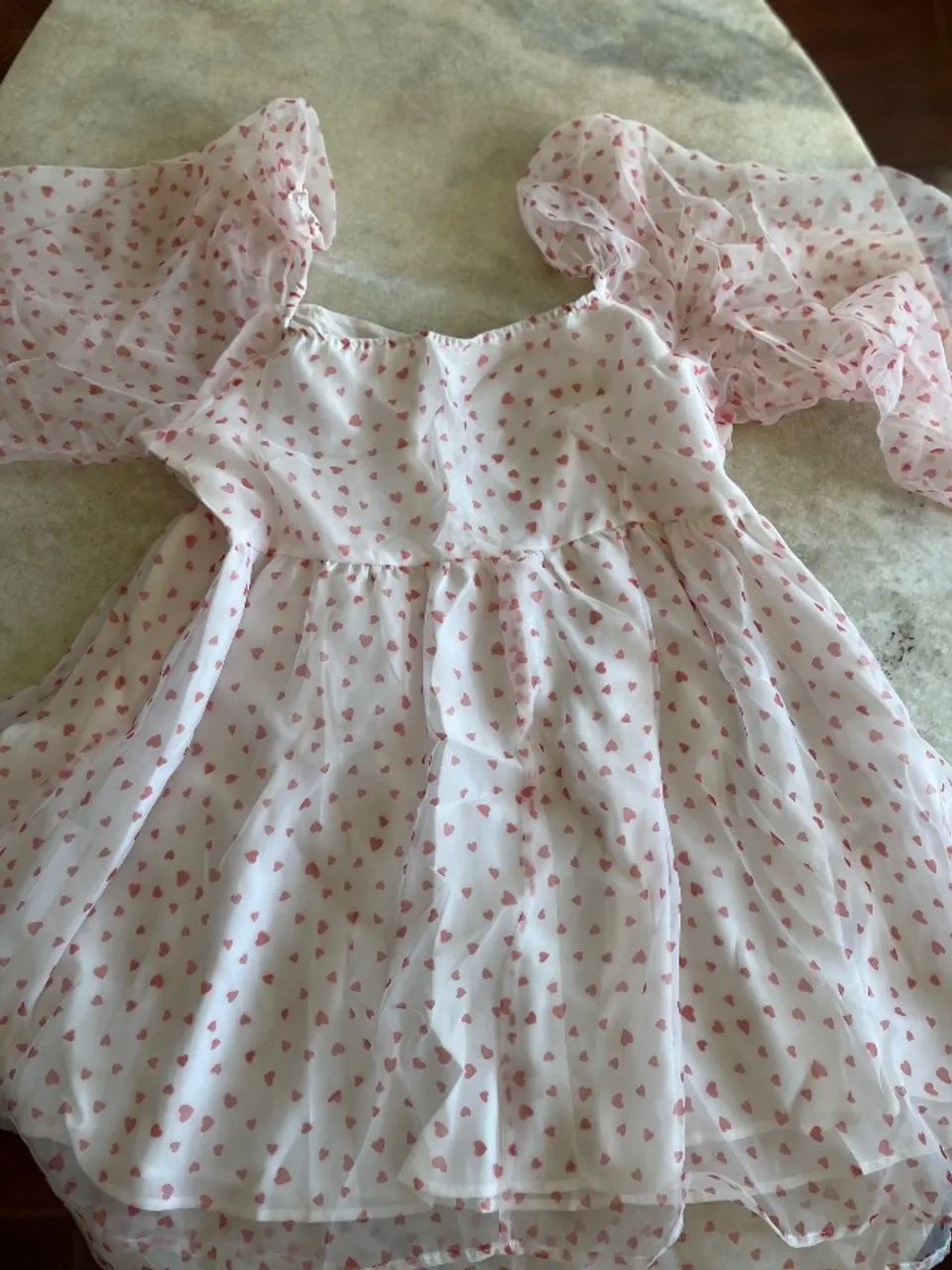 Vestido branco com corações rosa e mangas bufantes - Foto 2