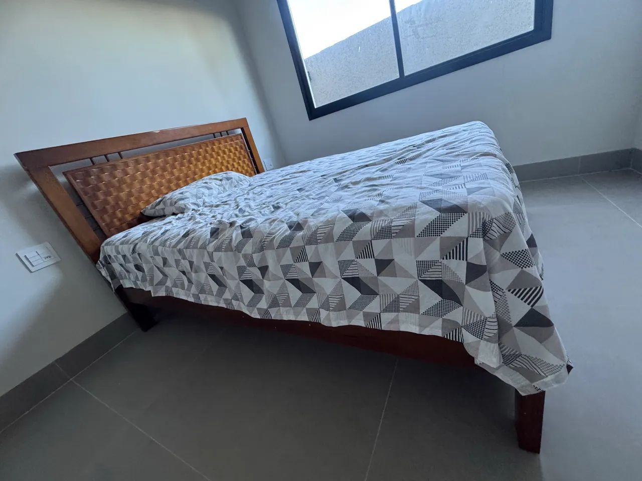Cama Quen com colchão 