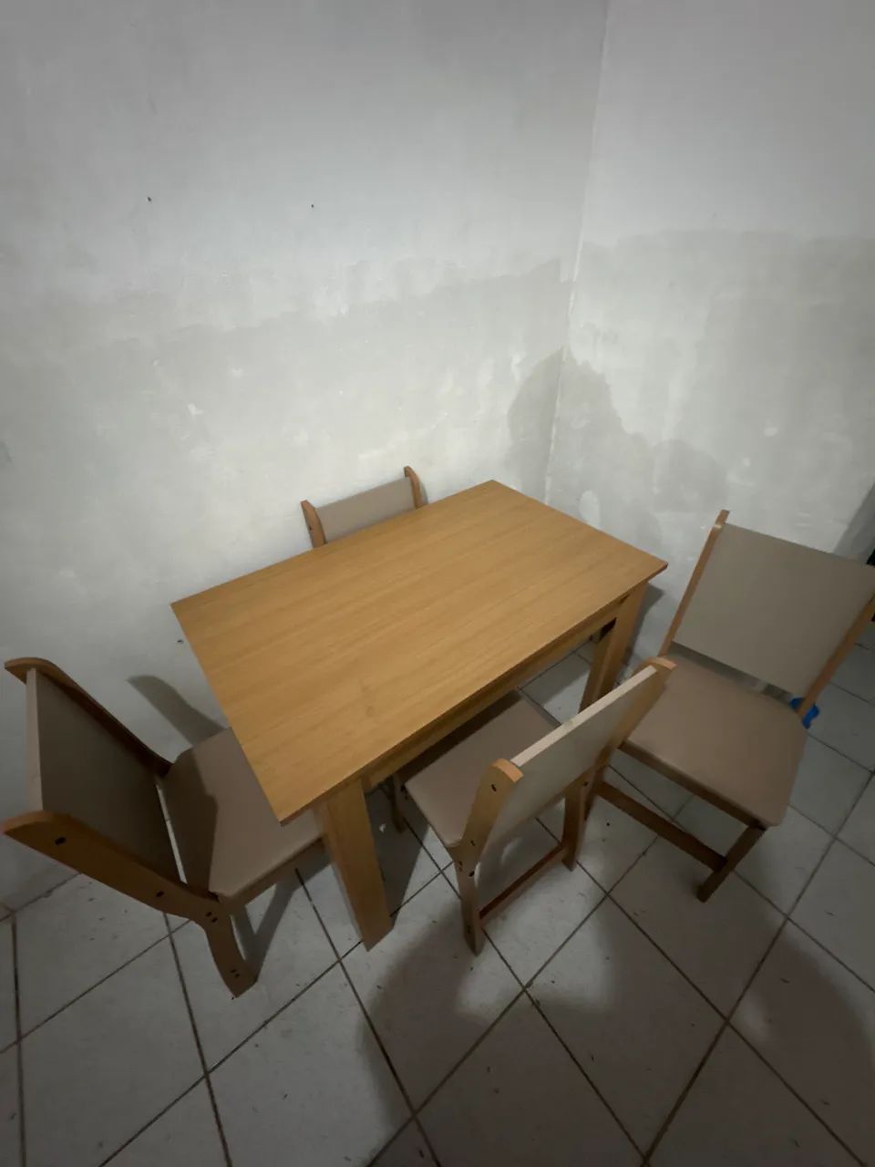 MESA DE QUATRO CADEIRAS NOVA 