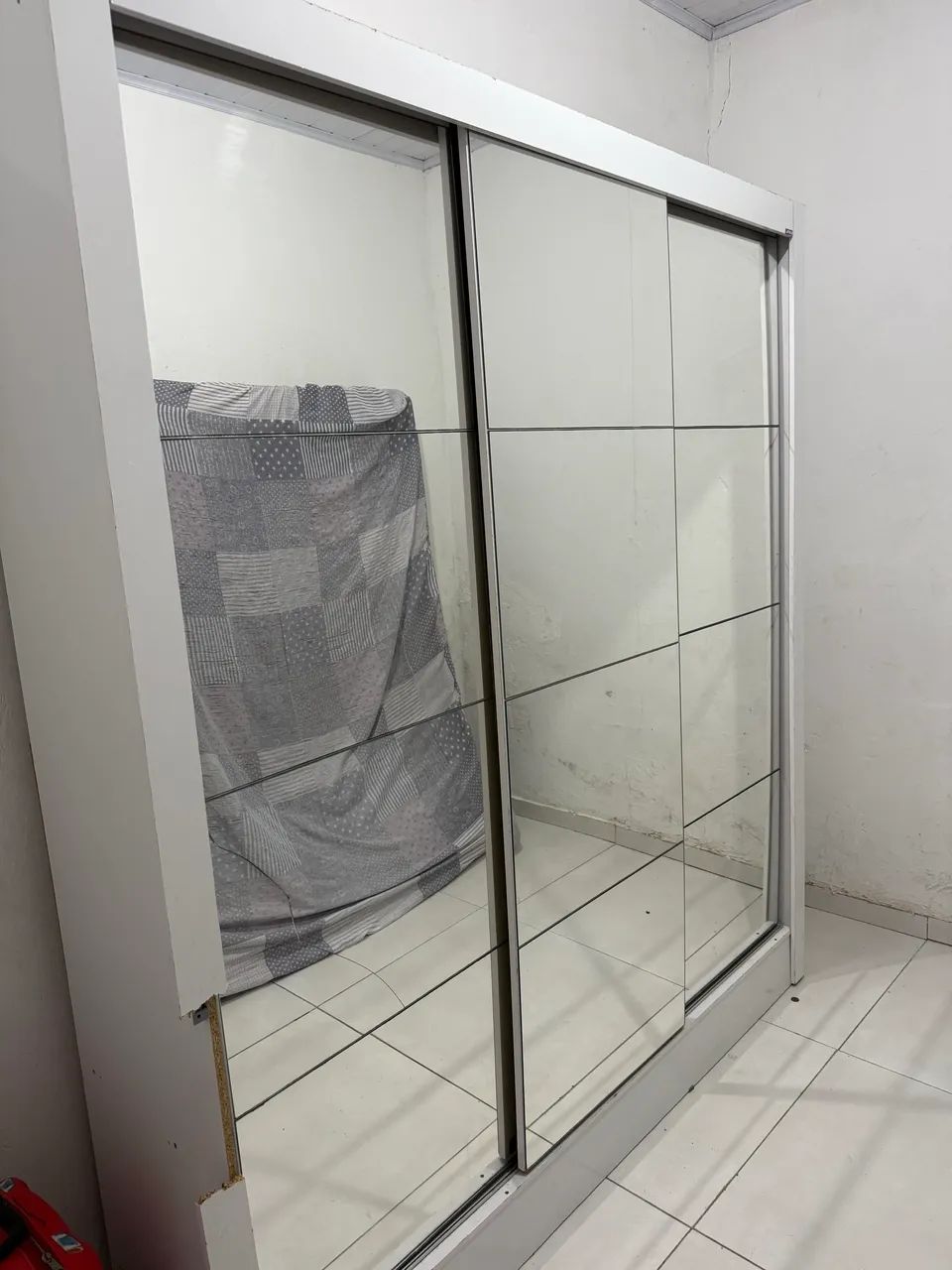 Guarda roupa casal três portas de correr com espelho  - Foto 2