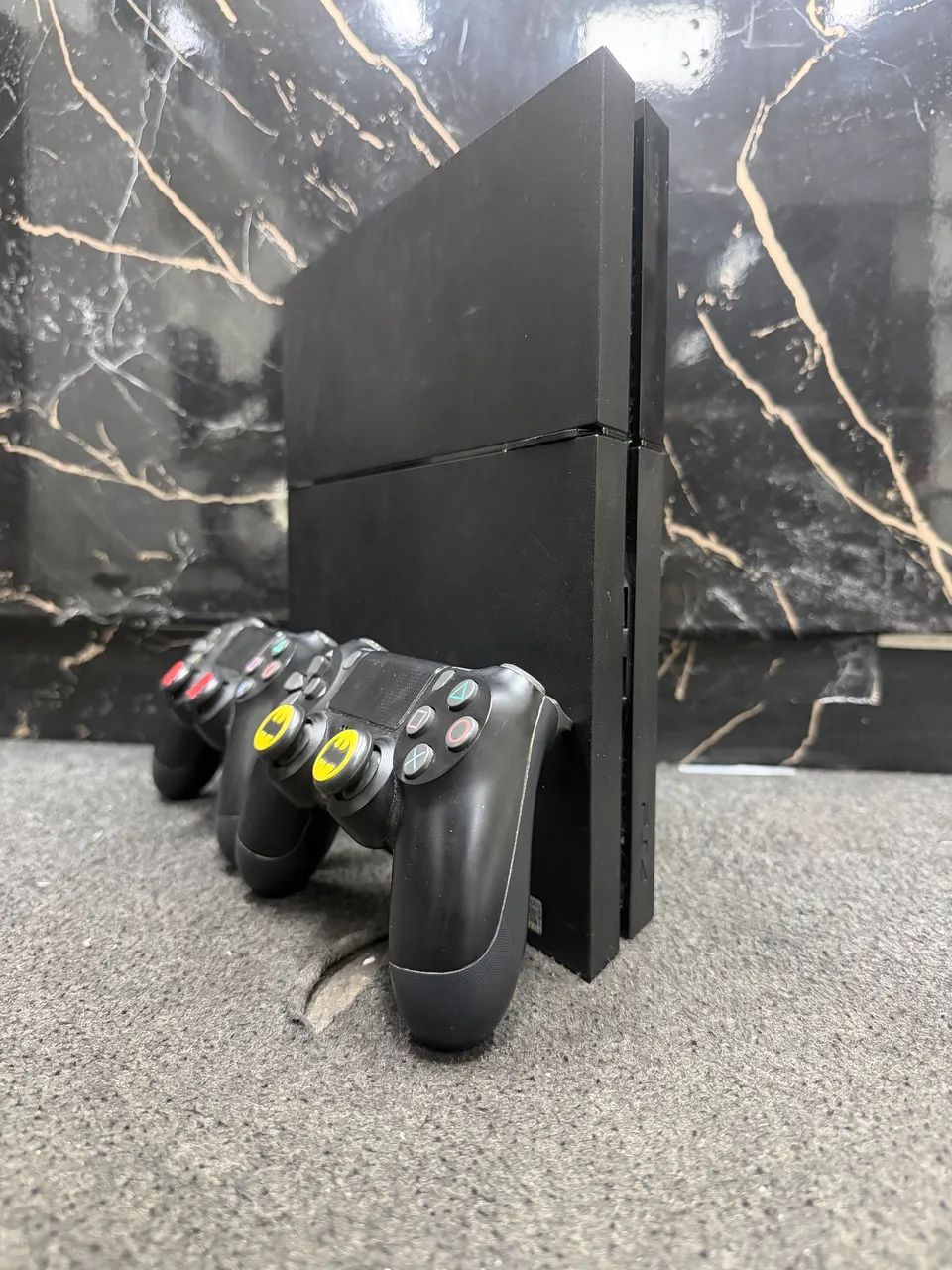 Ps4 com 2 controles e todos os cabos COM GARANTIA 