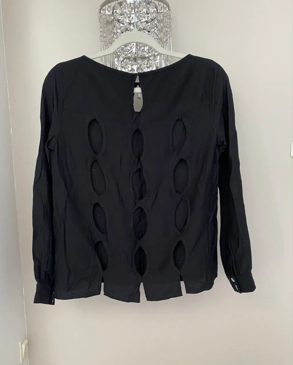 blusa thelure preta com recortes p