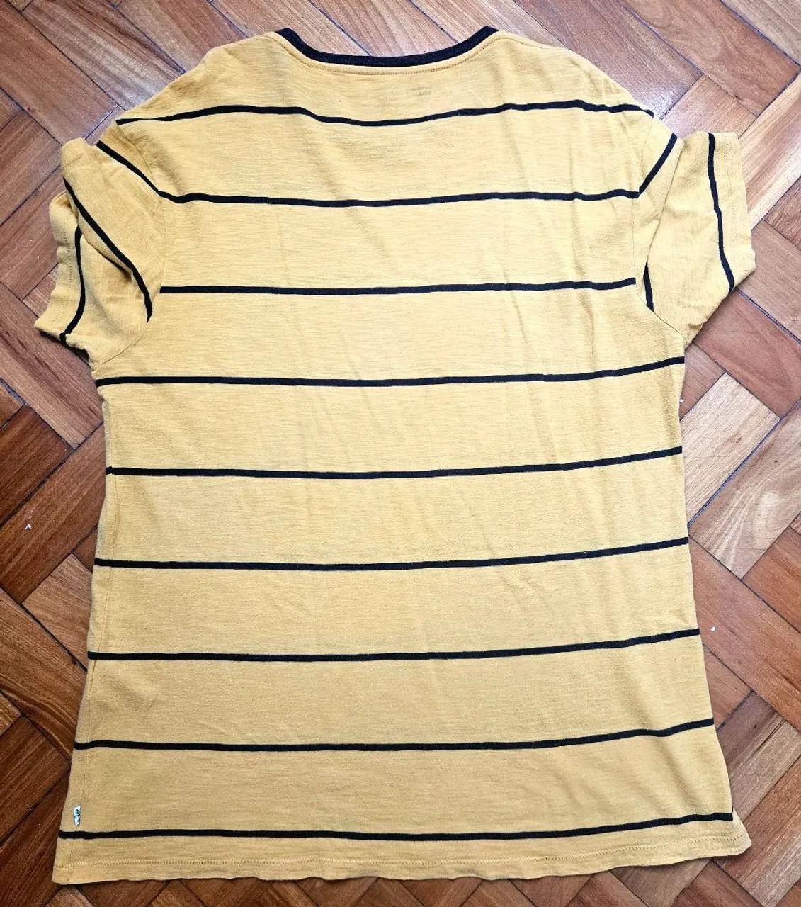 Camiseta Levis listrada - Foto 2