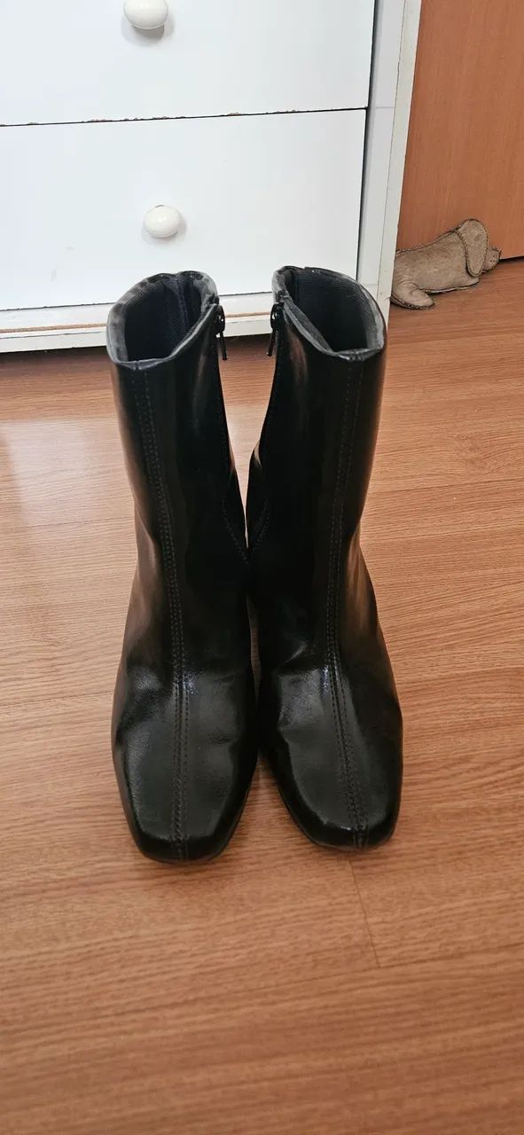 Bota preta com salto quadrado
