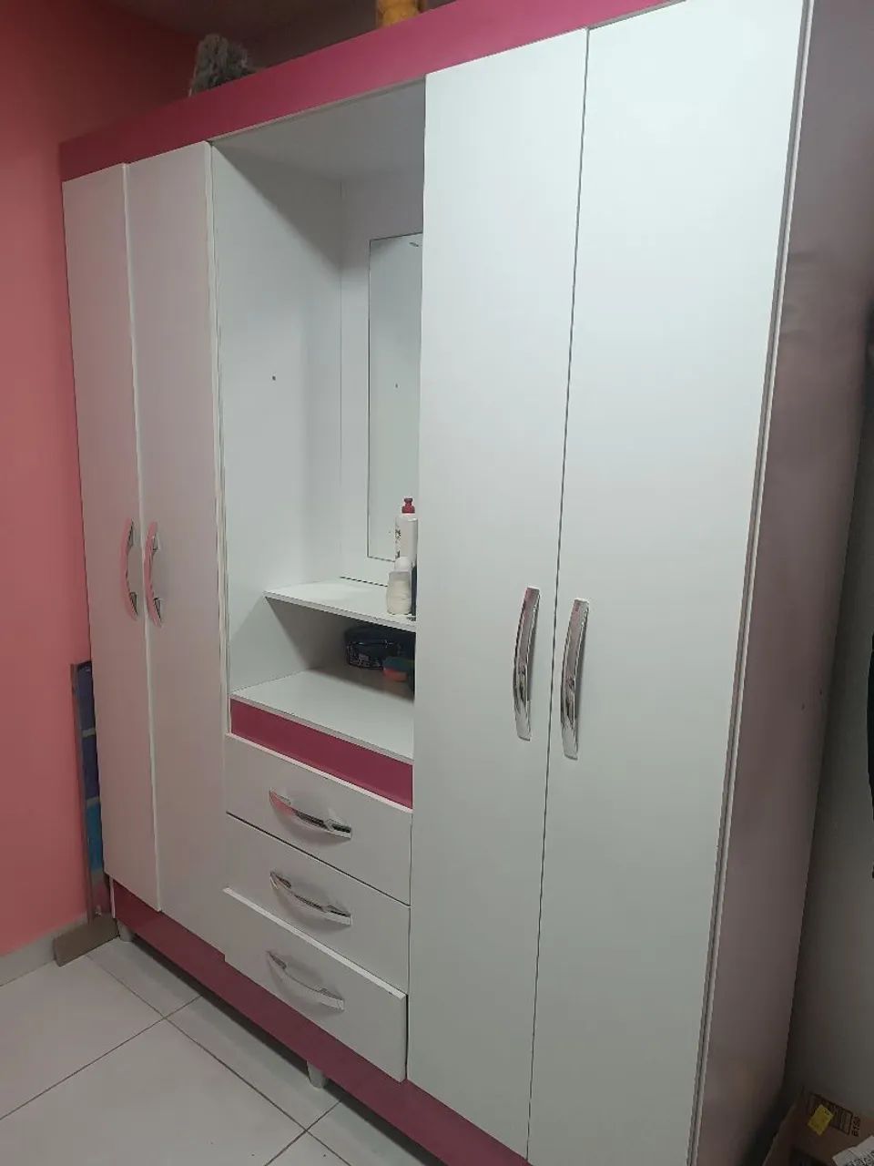 Guarda-roupa Infantil branco e rosa 