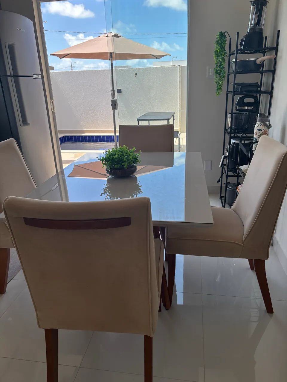 Mesa De Jantar pés em madeira maciça + 4 Cadeiras  - Foto 2