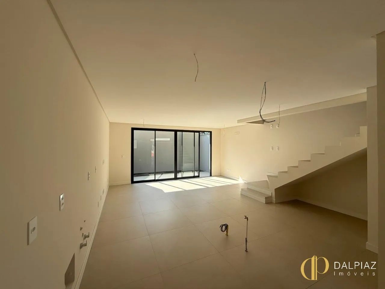 Excelente Sobrado Triplex de Alto Padrão no Canto da Lagoa