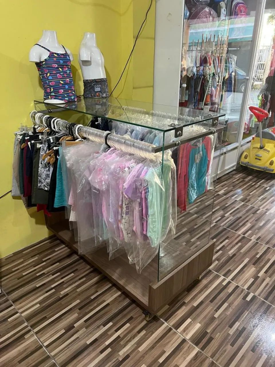 Balcão expositor de roupas dois lados 