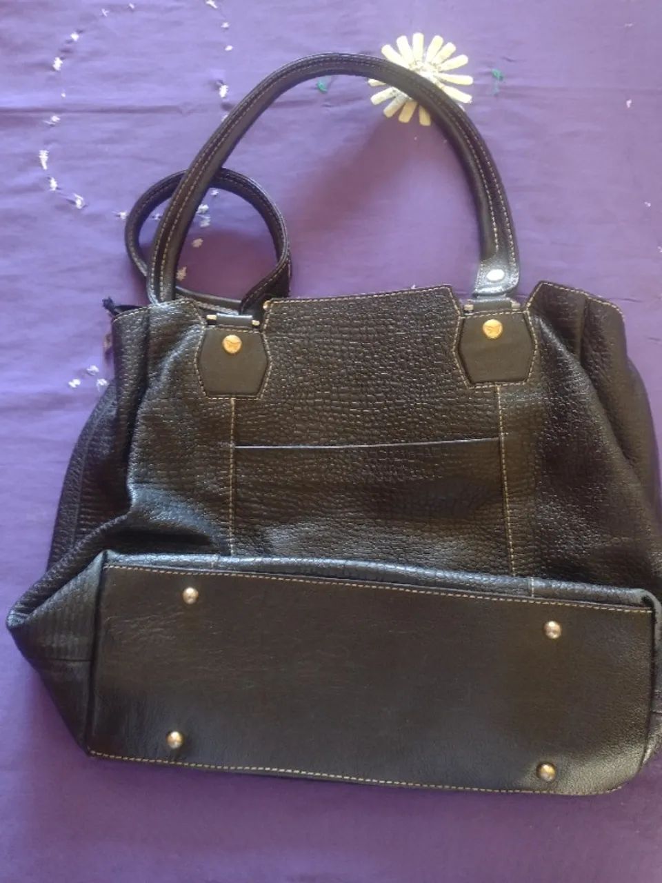 Bolsa de couro preta.