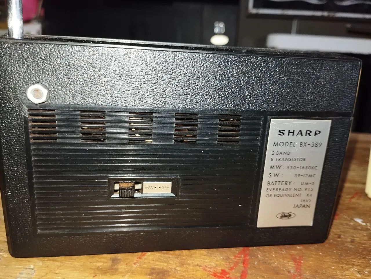 Rádio antigo de mão Sharp AM, funcionando. - Foto 6