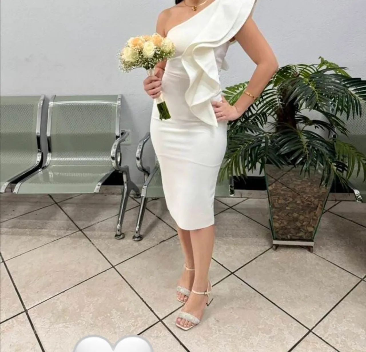 Vestido de Coquetel Branco Elegante com Babados e Bandagem. - Foto 3
