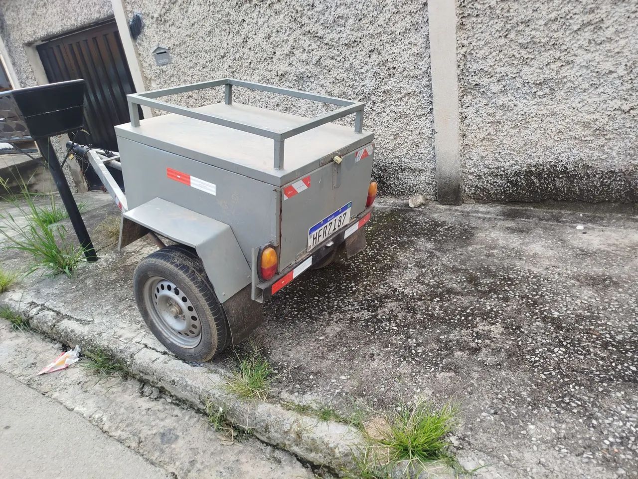 Vendo carretinha preço bom ,pra pequena reforma quem compra 3500