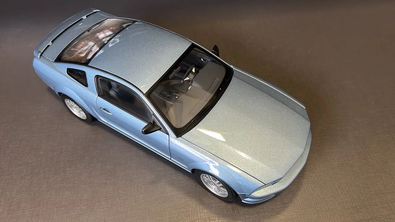 Mustang GT 2005 AutoArt 1:18 - Foto 5