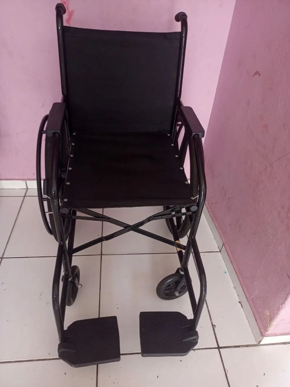 Vendo uma cadeira de rodas, plantinhas e uma galinha com pintinhos de crochê! 9  *