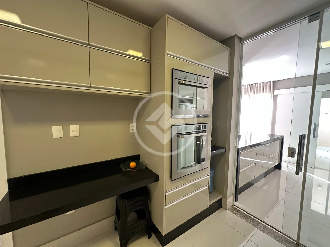 Sobrado com 3 suítes, sendo uma master com closet e uma ampliada com escritório, sala de T - Foto 2