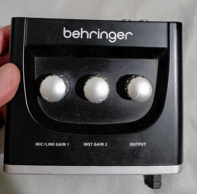 Interface de áudio Behringer U-Phoria UM2 preta - Foto 2
