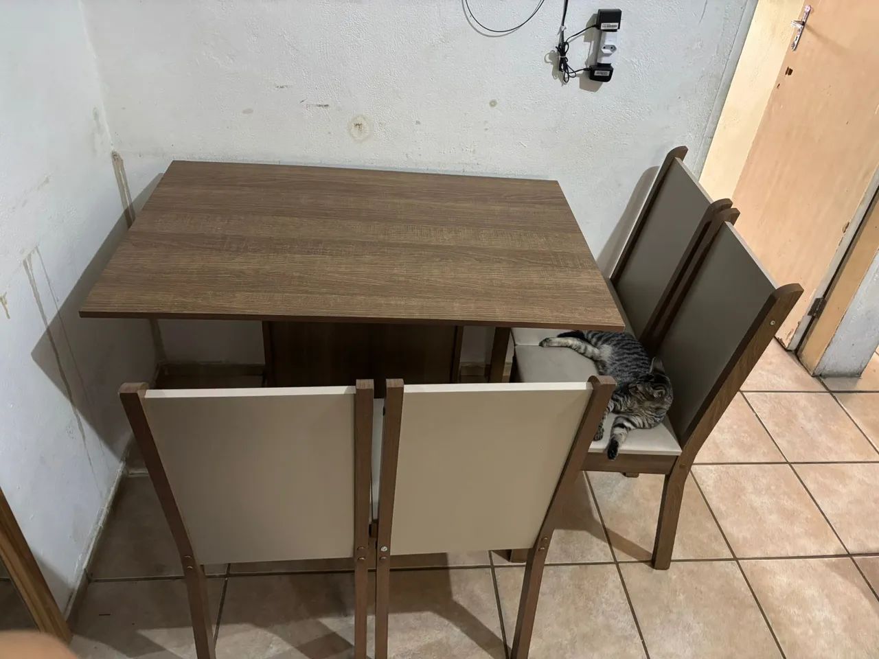 Mesa de Jantar com 4 cadeiras 