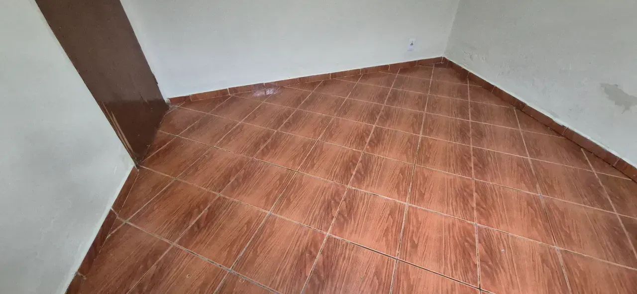 Alugo casa com 3 cômodos e vaga para 1 moto - Foto 5