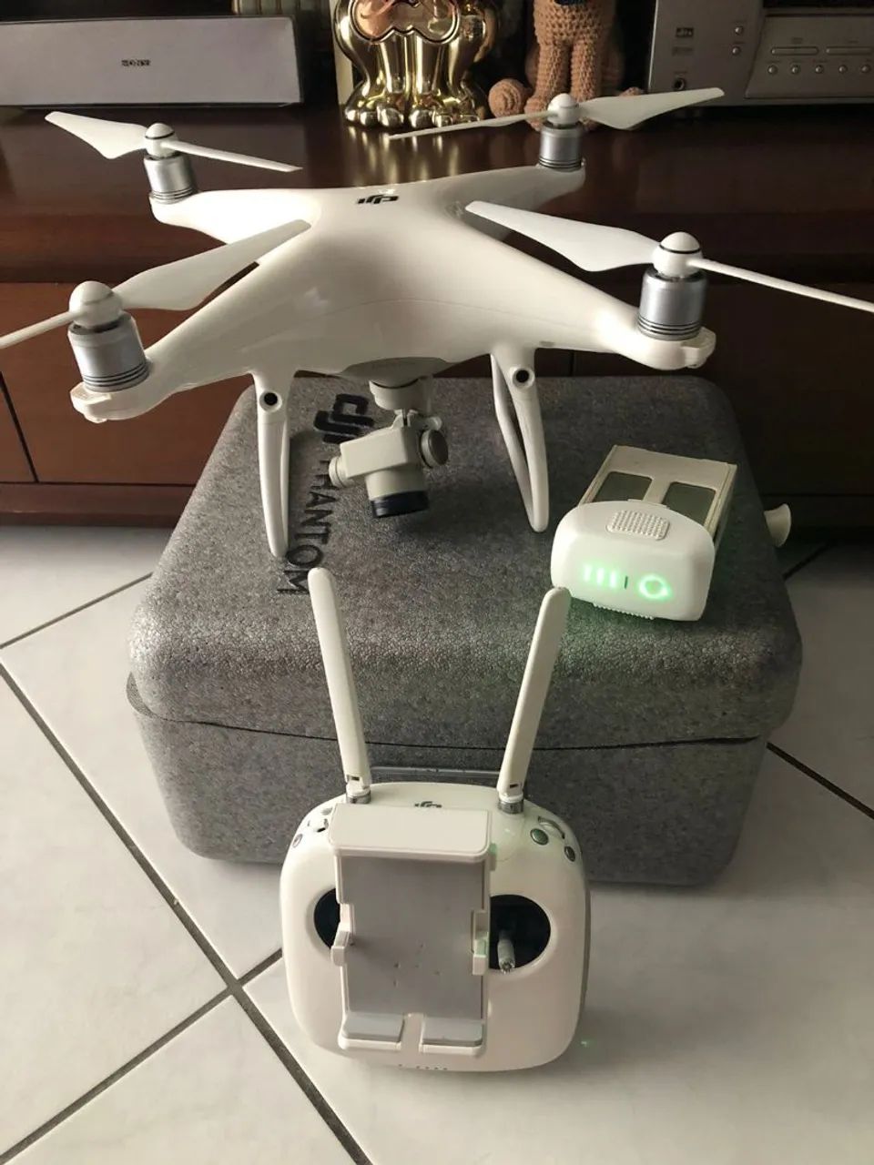 Drone PHANTOM 4.   