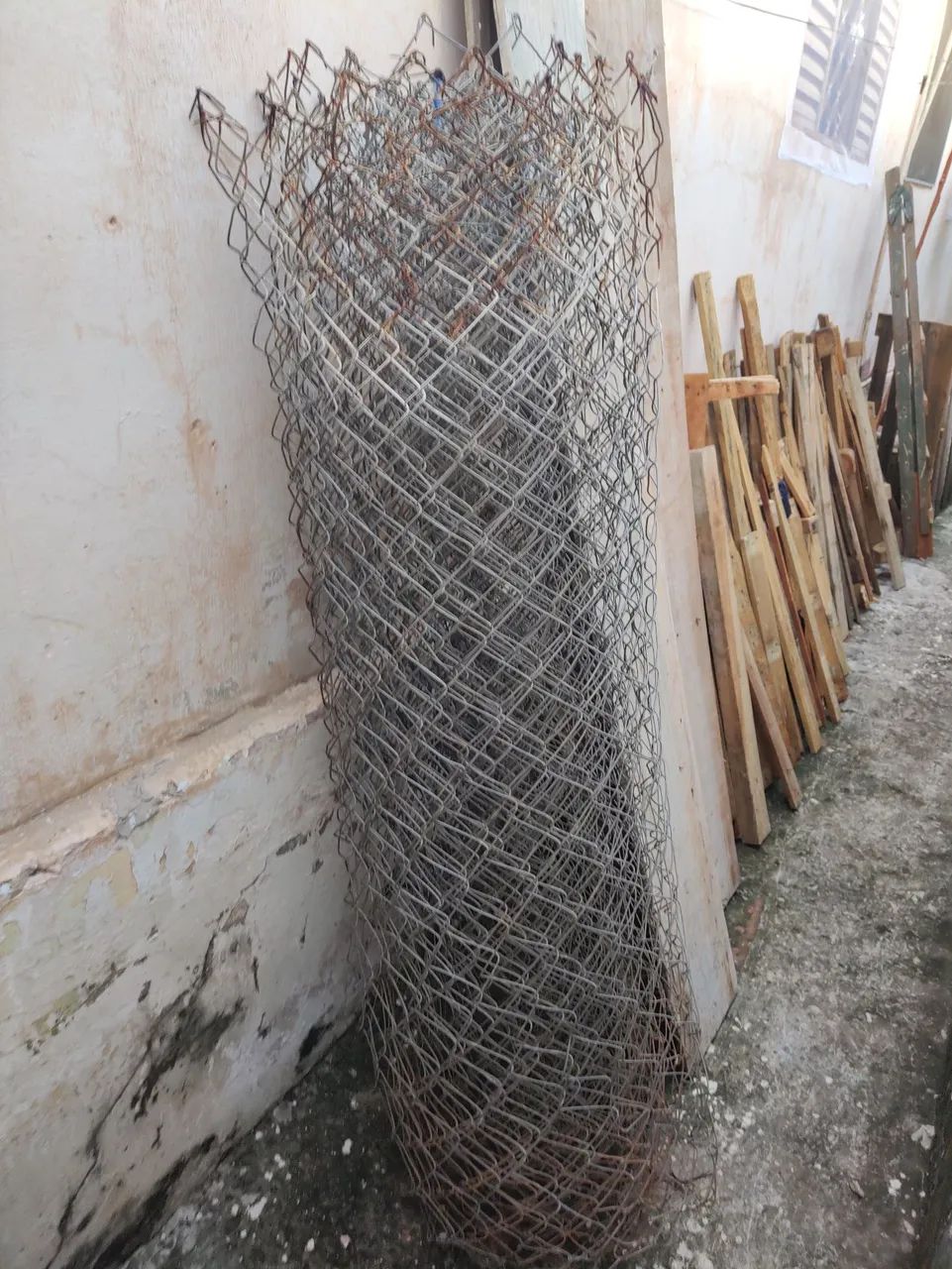 15-Meter Galvanized Wire Mesh Fence Roll, Mesh Size 14 x 7 cm.