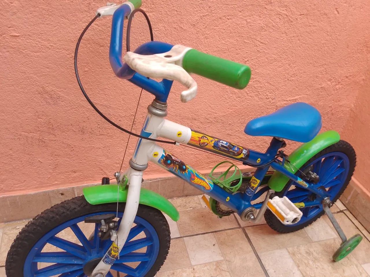 Bicicleta aro 16 tema hot Wheels semi nova  - Foto 5