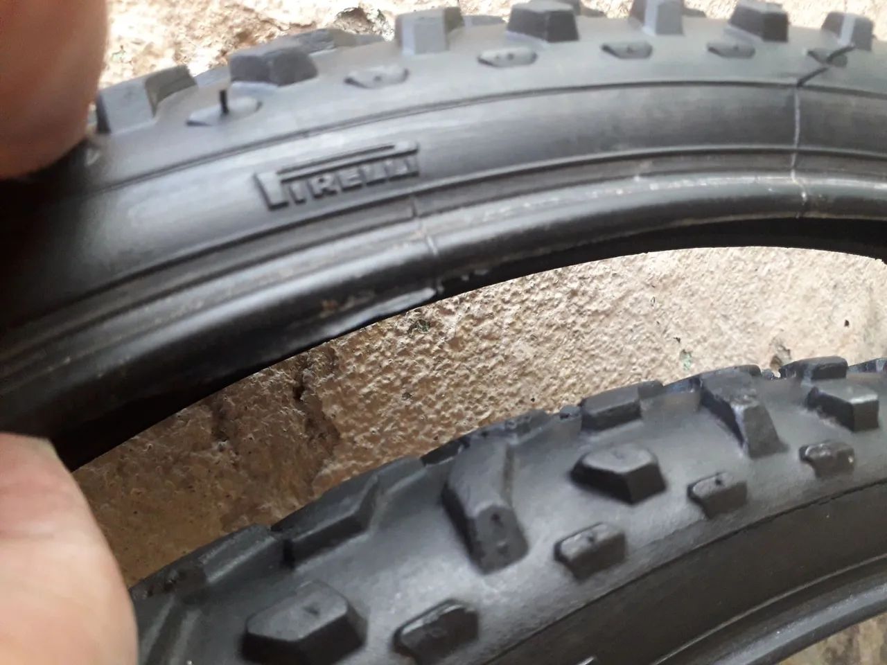 PAR DE PNEUS PIRELLI COM AS CÂMERAS DE AR - Foto 2