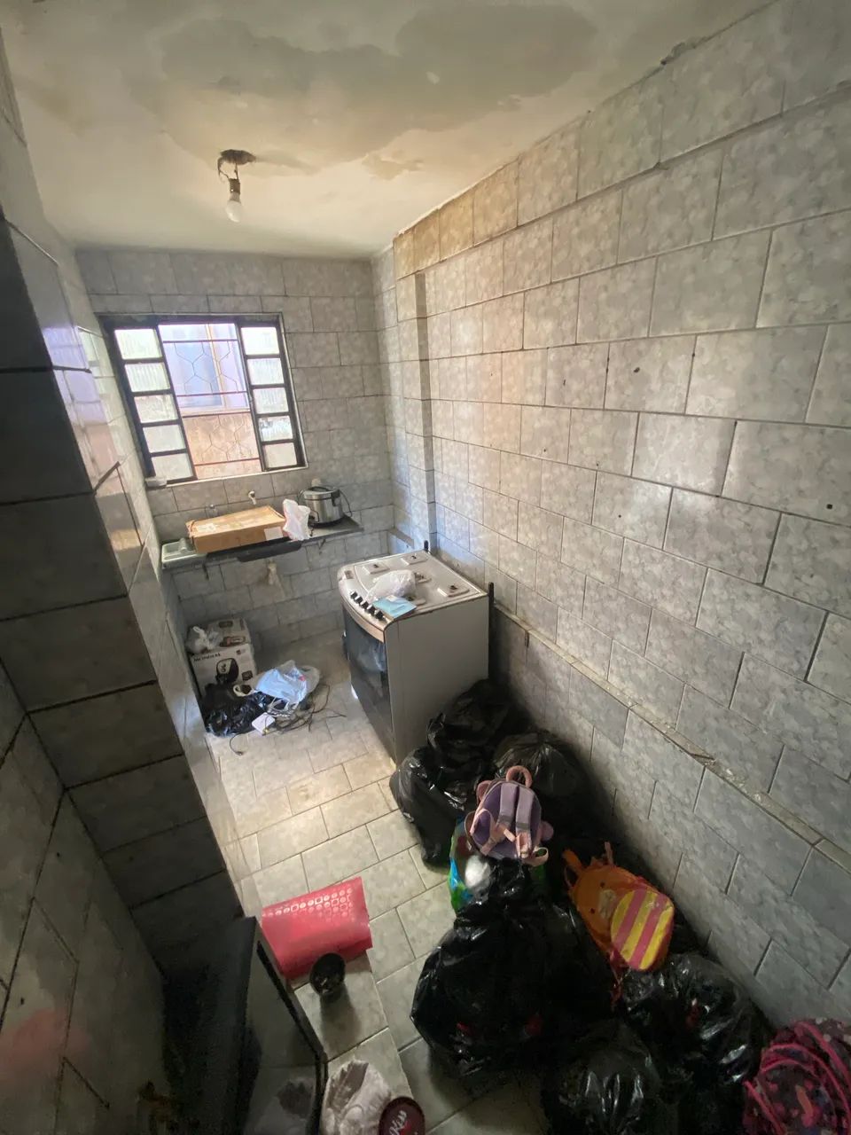 VENDO CASA COM LOTE AMPLO - Foto 2
