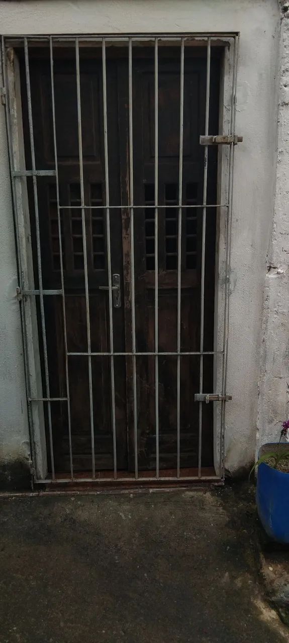 Aluga-se um cômodo simples com banheiro. 