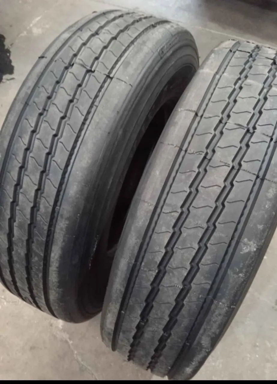 Pneus borrachudos e lisos 