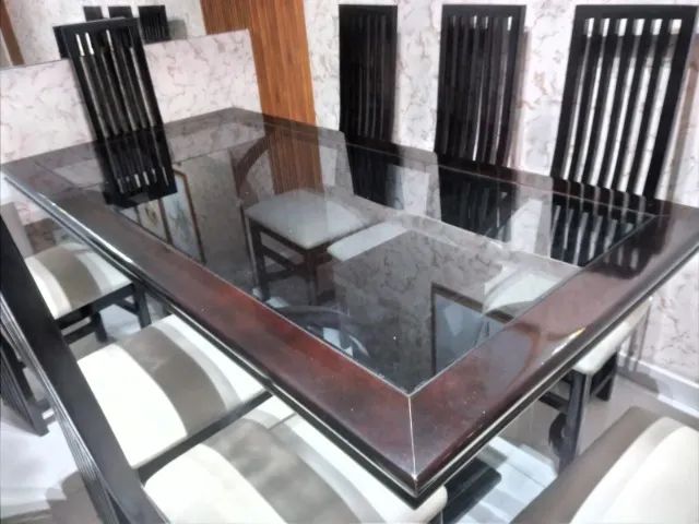 Mesa de Jantar com 8 cadeiras - a retirar.