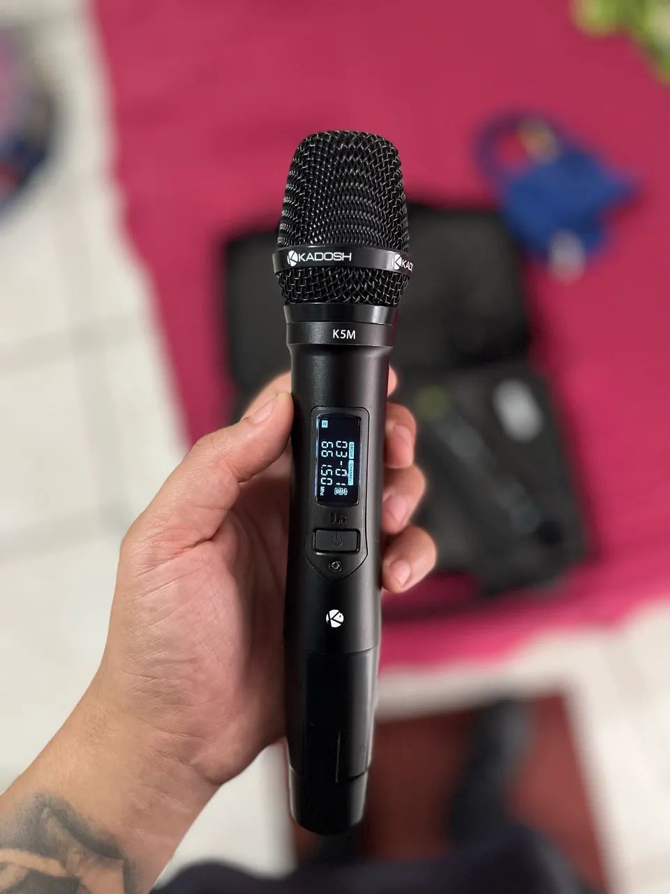 Microfone de Mão Duplo Sem Fio Kadosh K-502M Dinâmico