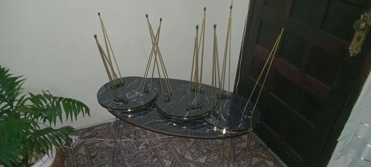 Mesa com banquetas.decoraçoes p sala. - Foto 2