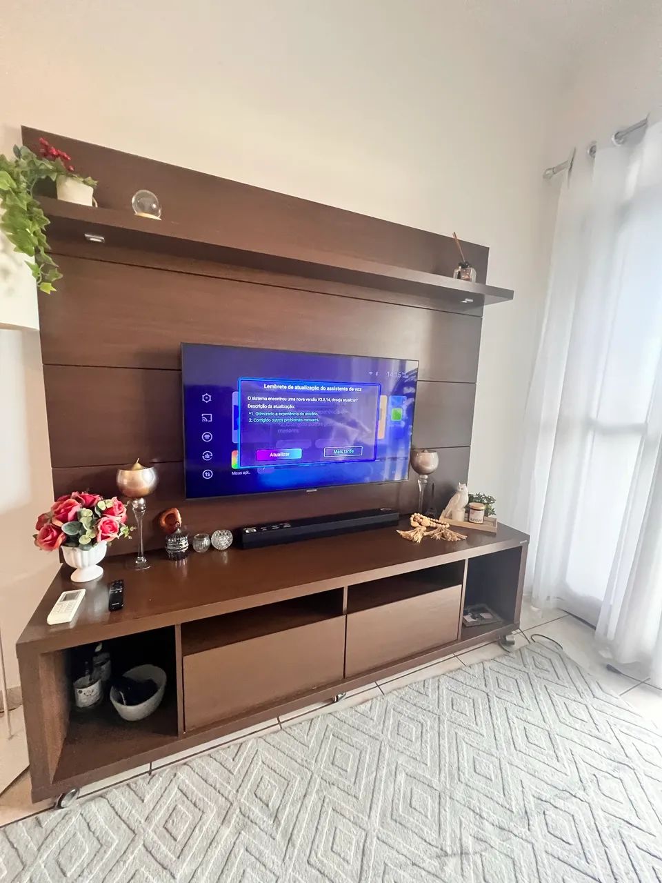 Painel e rack rack em madeira 