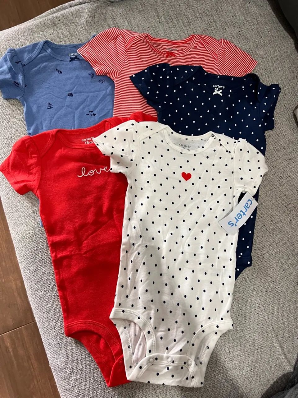 Kit 5 bodys Carters novos e original tam 18m - Foto 2