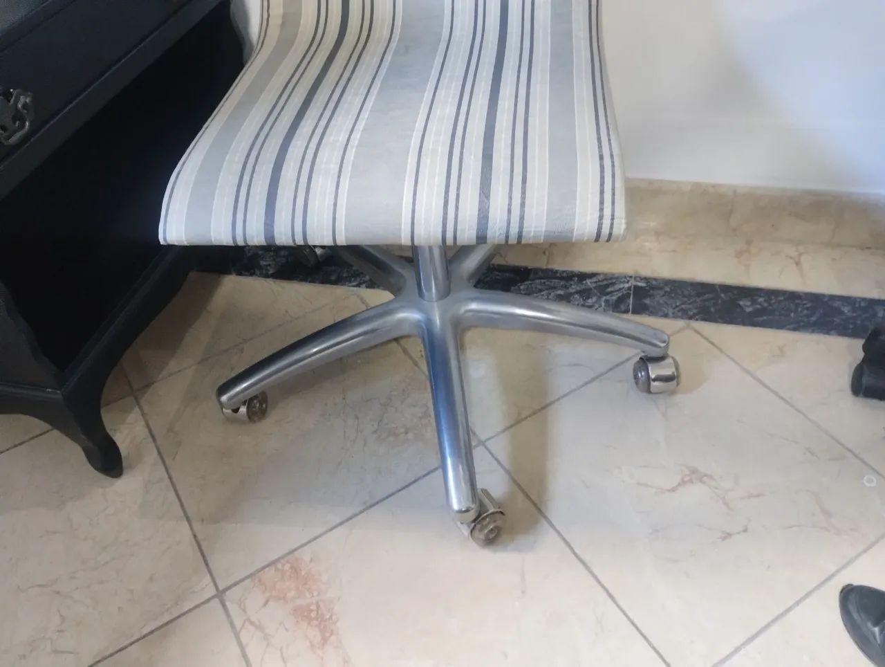 Cadeiras para vender - Foto 2