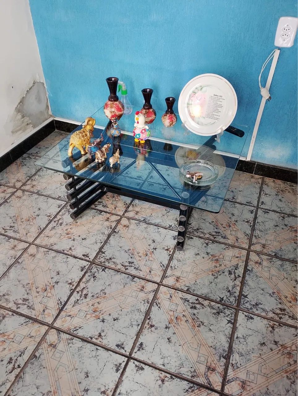 2 cadeiras e mesa de vidro