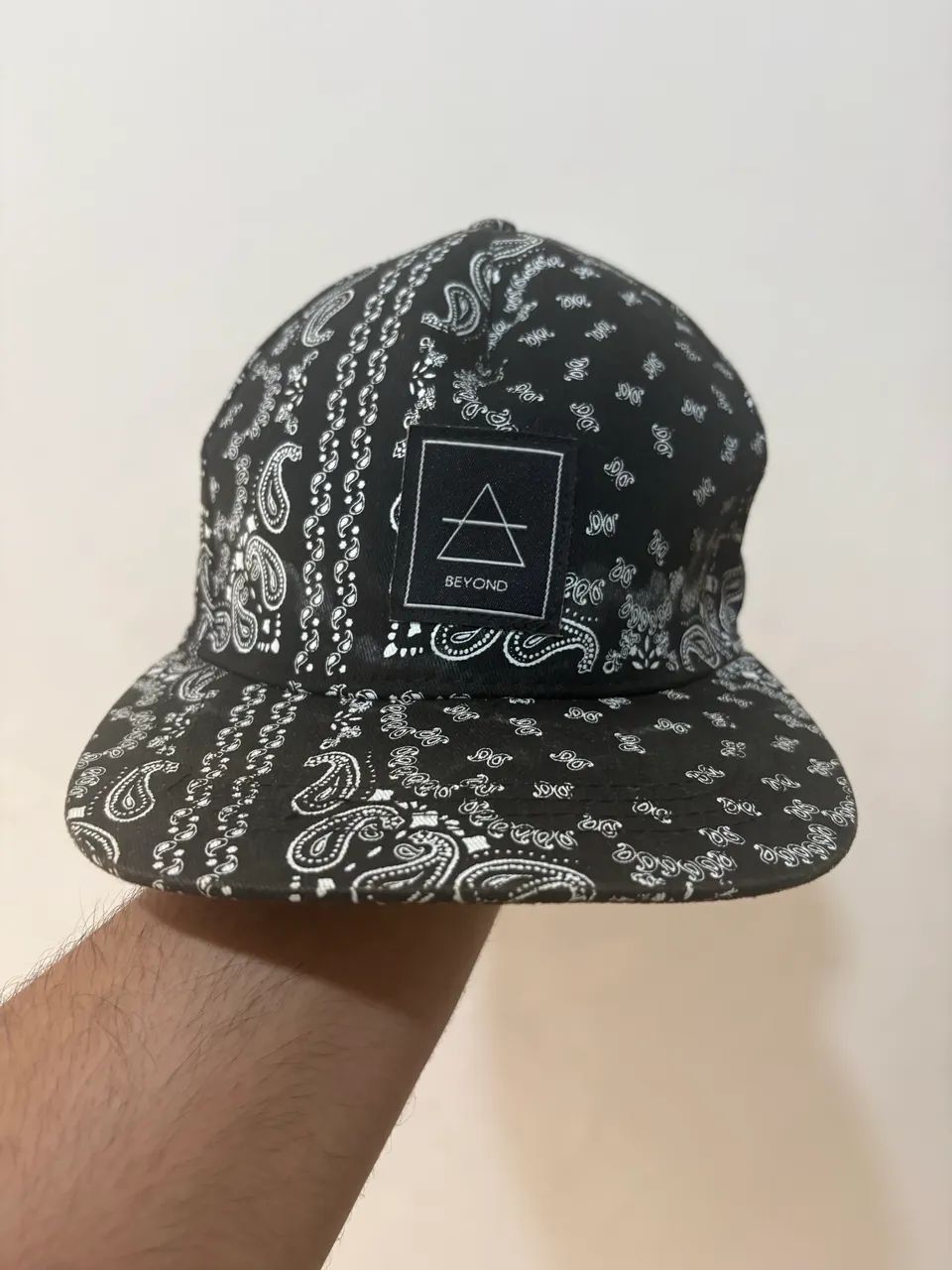 Boné aba reta preto e branco 