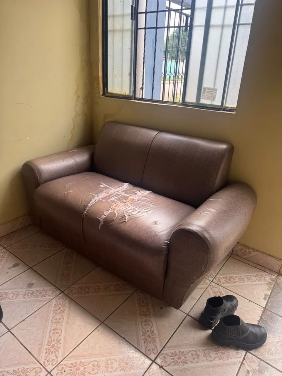 Sofá de 2 lugares marrom
