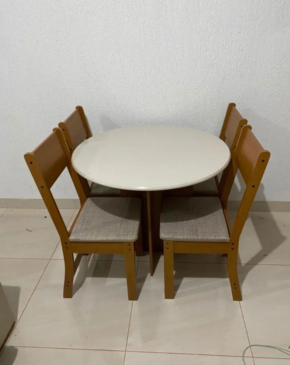 Mesa de jantar redonda 4 cadeiras Alice 