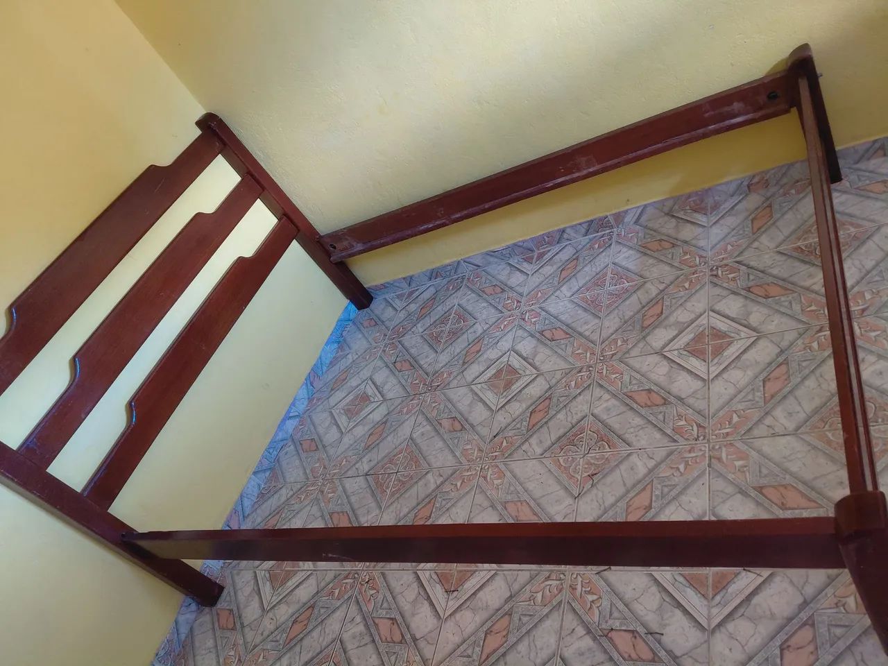 Vende se cama de madeira