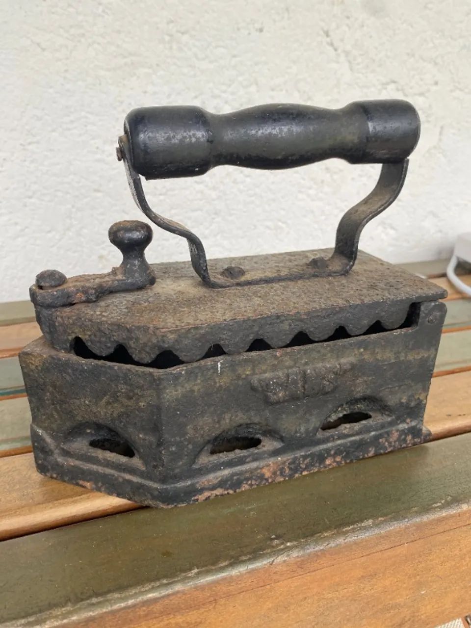 FERRO DE PASSAR ANTIGO CARVAO FEITO DE FERRO FUNDIDO - Foto 3