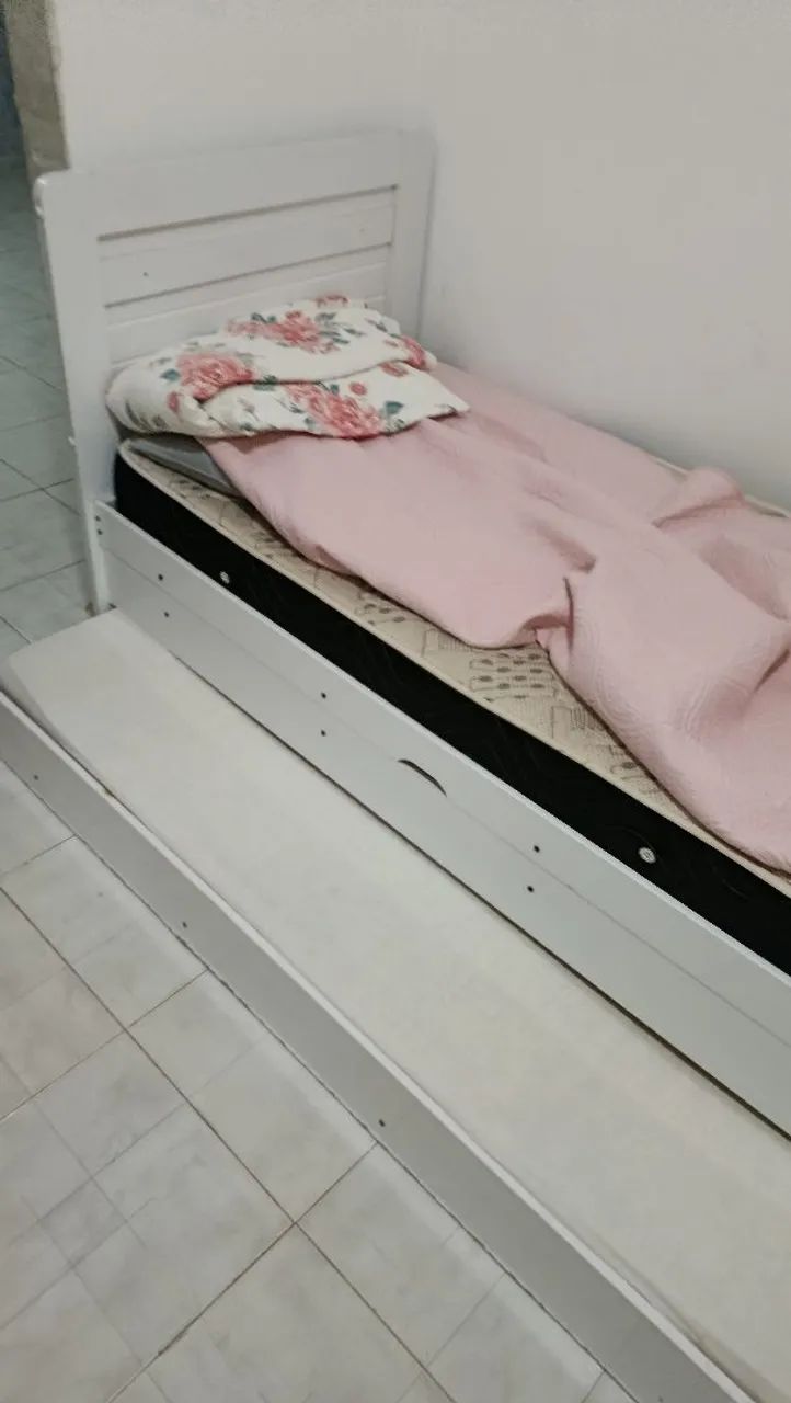Bi cama com armário 