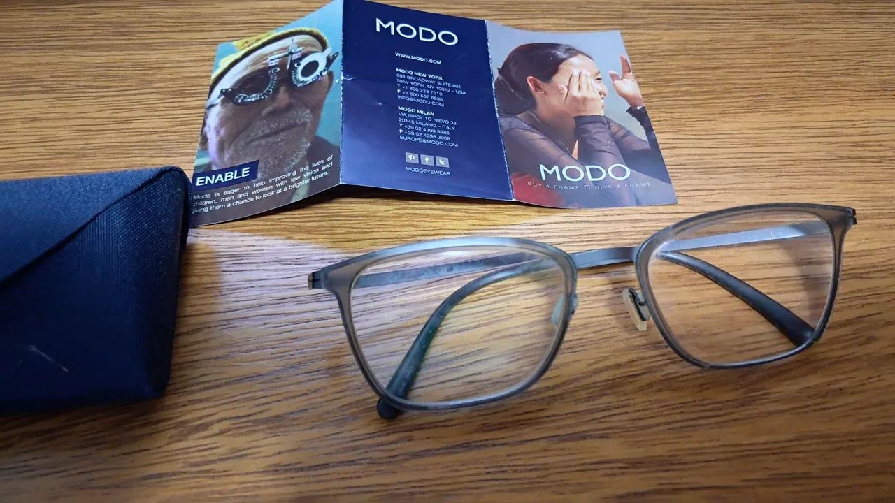 Armacao de oculos masculino marca Modo em dinheiro 