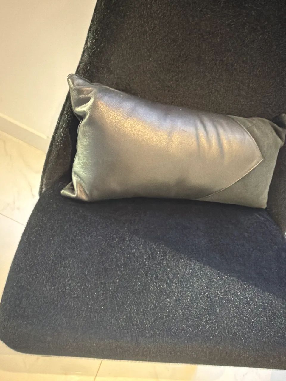 Poltronas preto couro pelo - Foto 3